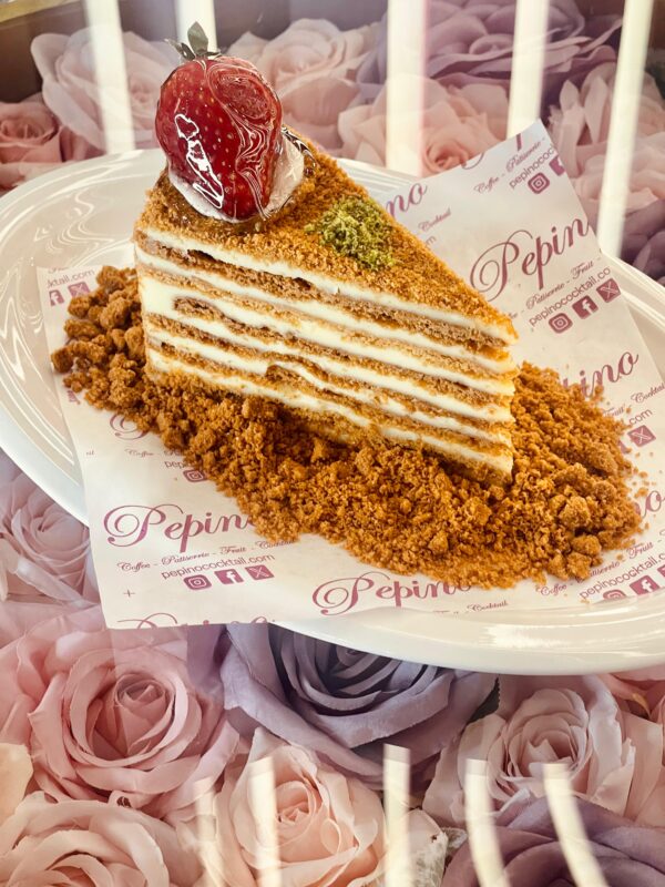 Medovık Cake Slıce